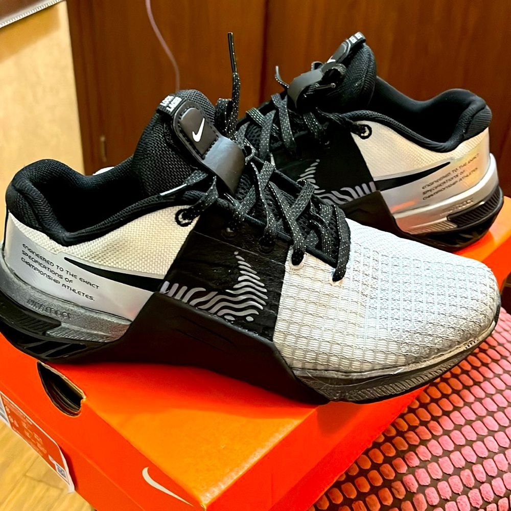 Zapatos deportivos,usados casi nuevos color plata y negro talla 81/2 de mujer